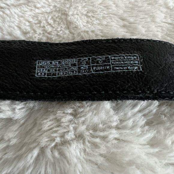 Ugg size 8 1/2 black strap chunky heeled sandals. Great condition. - Picture 6 of 7